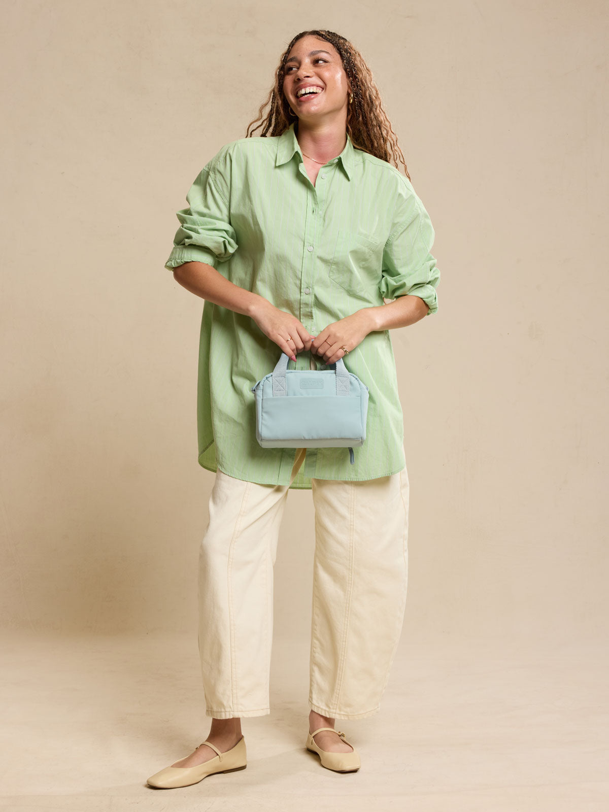 WEB_CONNECT-CROSSBODY_BLUEBELL_LIFESTYLE1.jpg