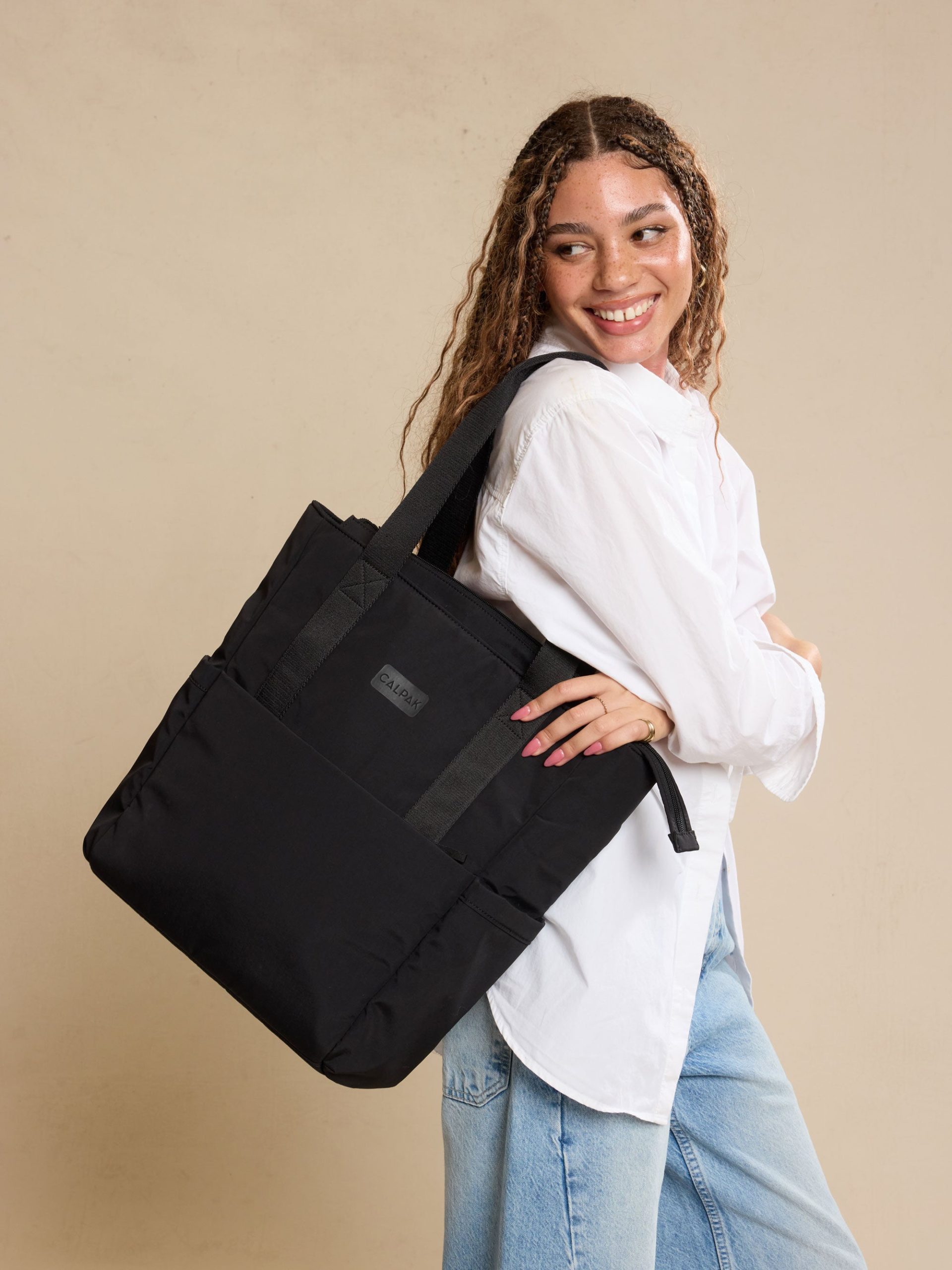 WEB_CONNECT-TOTE_BLACK_LIFESTYLE.jpg
