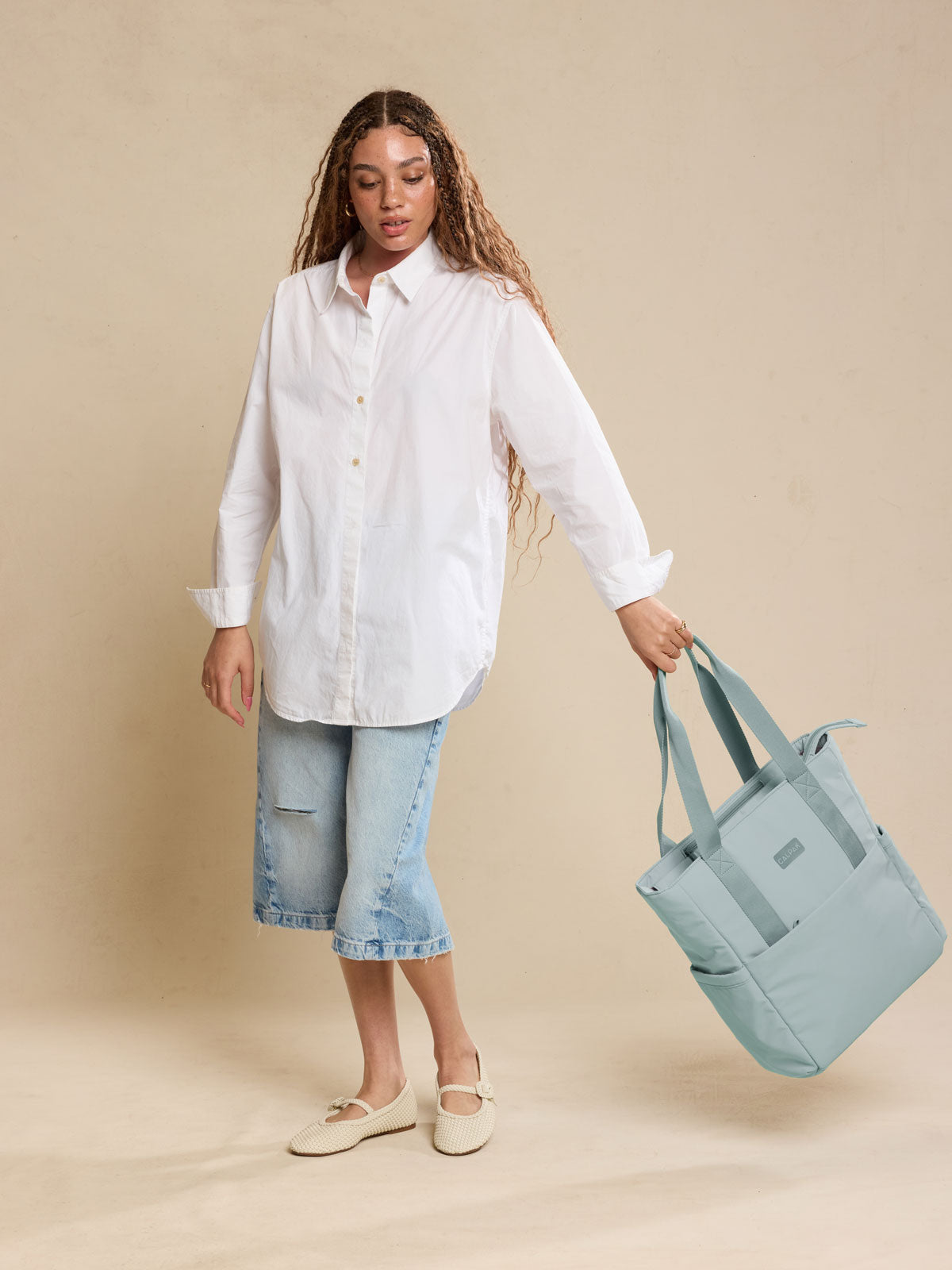 WEB_CONNECT-TOTE_BLUEBELL_LIFESTYLE.jpg