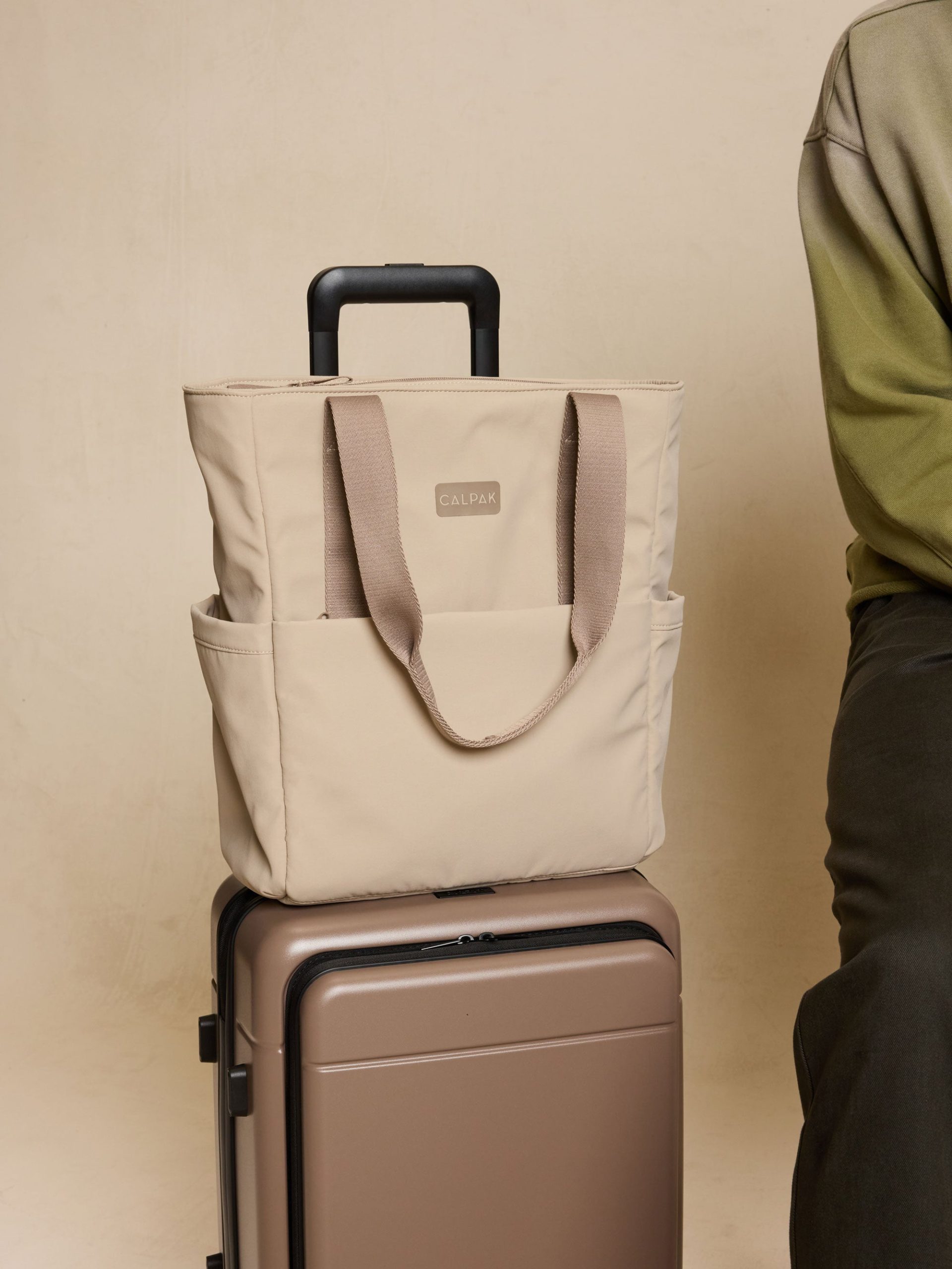 WEB_CONNECT-TOTE_GREIGE_LIFESTYLE.jpg