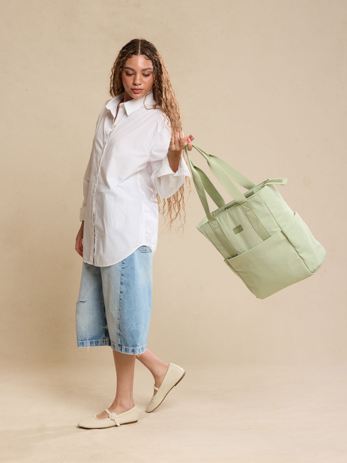 WEB_CONNECT-TOTE_MEADOW_LIFESTYLE.jpg