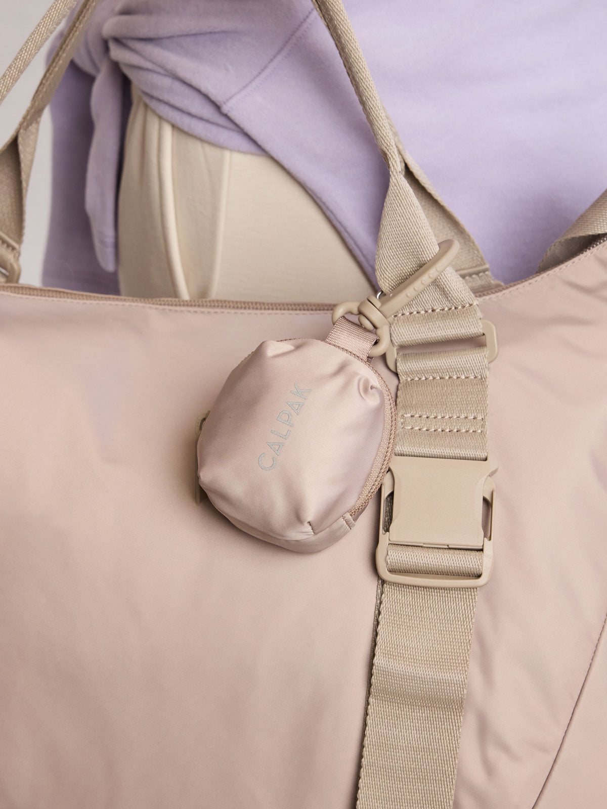 WEB_FIT-BAG-CHARM_GREIGE_1.jpg