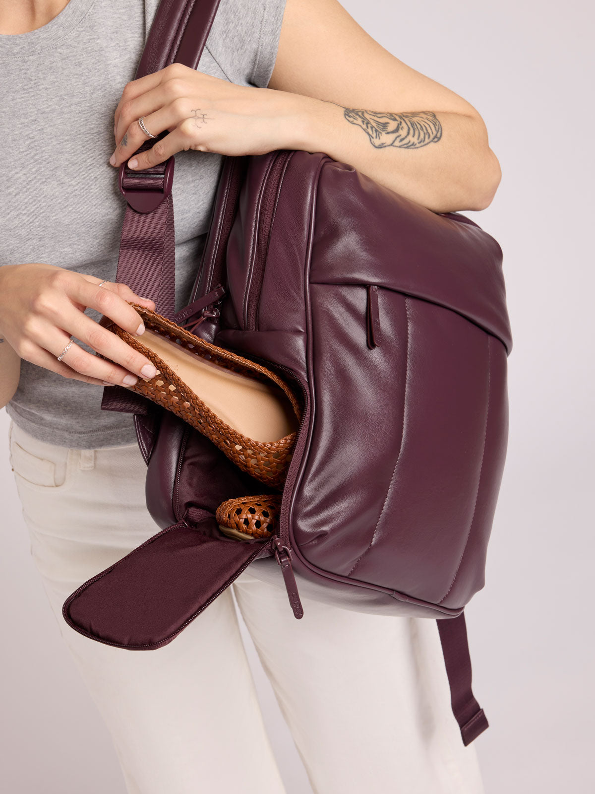 WEB_LUKA-BACKPACK_DARK-CHERRY_1.jpg