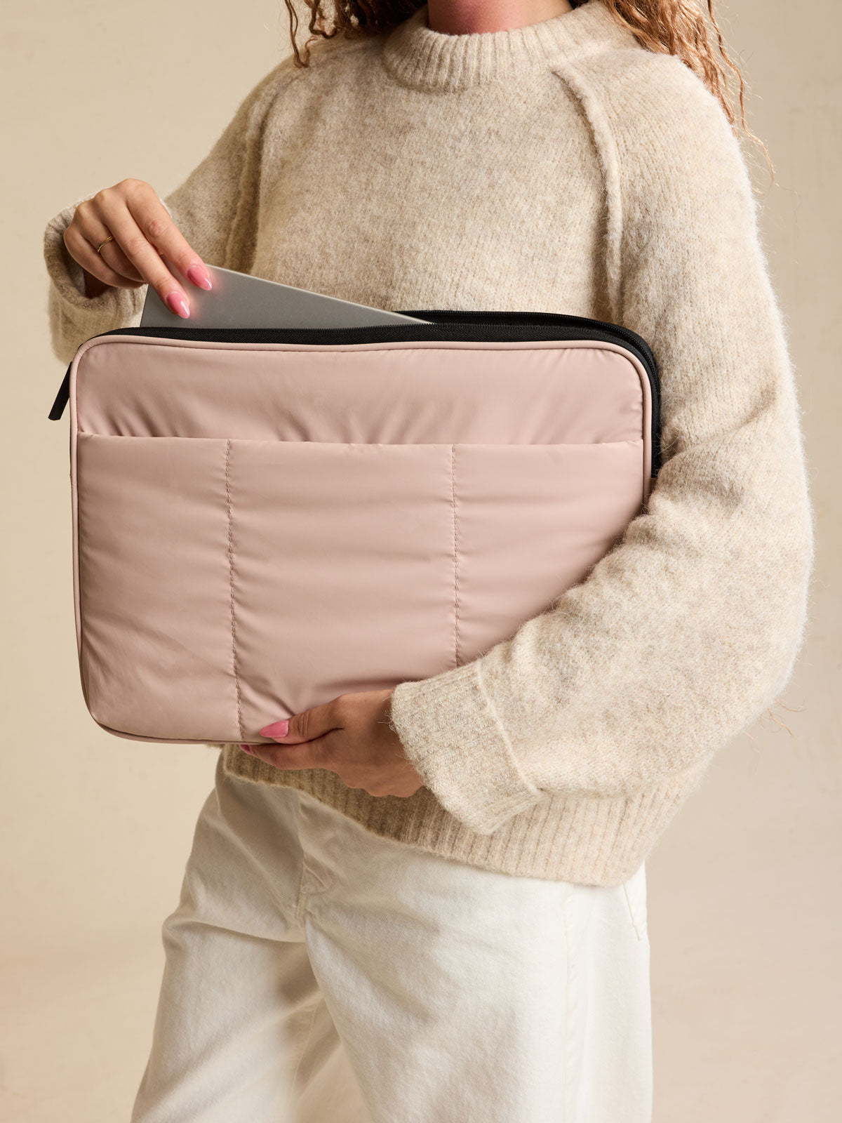 WEB_LUKA-LAPTOP-SLEEVE-17_ROSE-QUARTZ_LIFESTYLE.jpg